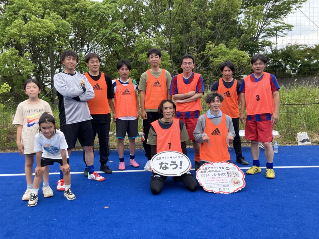 三重県桑名市の三重フットサルクラブで開催したO-30フットサルCUPにご参加いただいたチームの写真