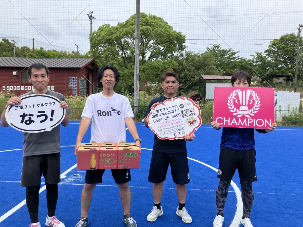 三重県桑名市の三重フットサルクラブで開催したO-30フットサルCUPにご参加いただいたチームの写真